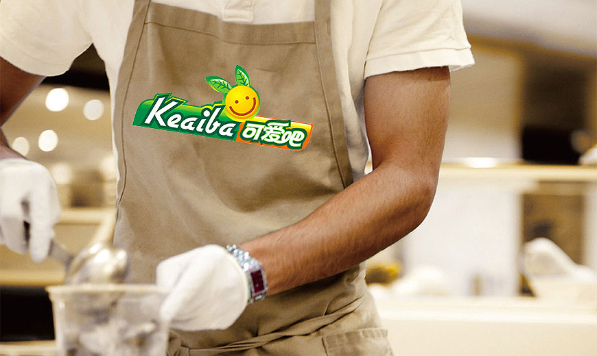 vi系統-常州可愛吧食品連鎖品牌標志在工人圍裙上的應用